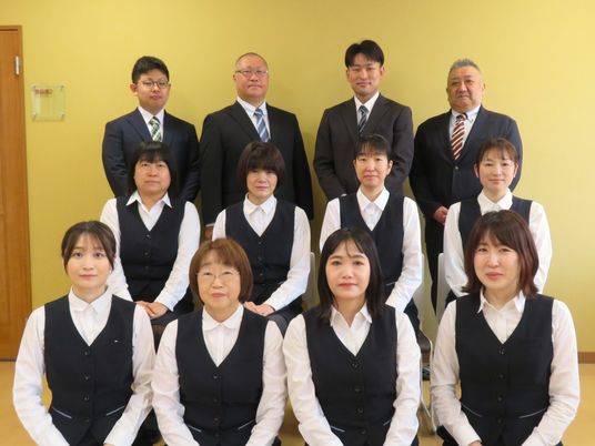 制服姿の職員集合  
