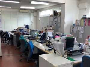事務机が並ぶ事務室  