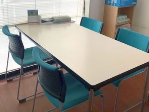 明るい食堂の机  