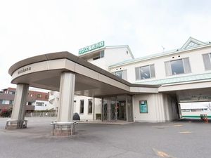 病院の正面玄関  