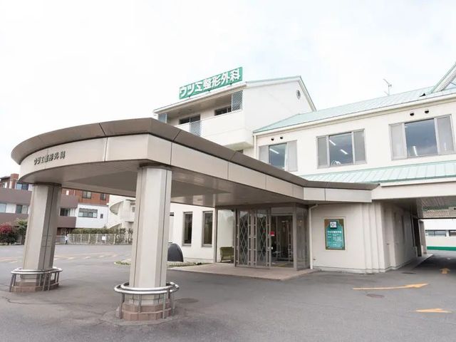 病院風の外観 外観   大きなひさしがある出入口で、車の乗り降りもしやすそうです。明るい色合いの建物で、落ち着いた印象があります。