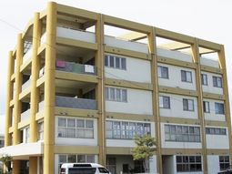 黄色い建物の外観