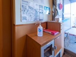 掲示物と手指消毒剤