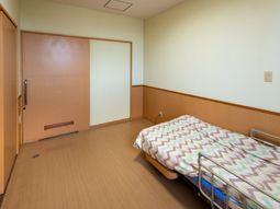 居室のベッドとクローゼット