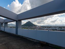 街並みを望む開放的なテラス