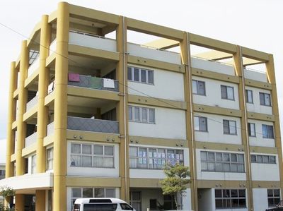 黄色い建物の外観