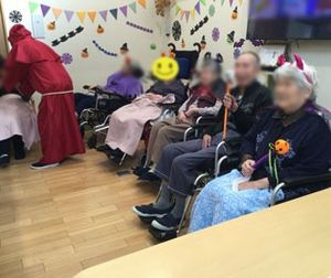 車椅子姿の人々とスタッフが交流、室内のイベント