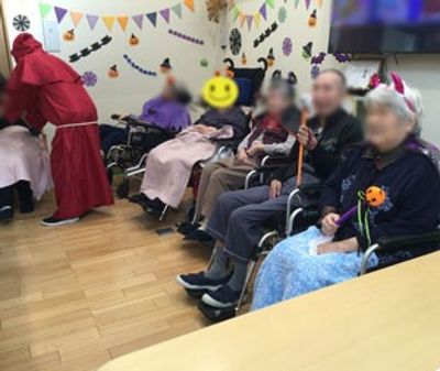 車椅子姿の人々とスタッフが交流、室内のイベント