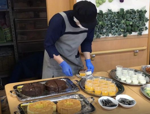 職員が食事支度をしている