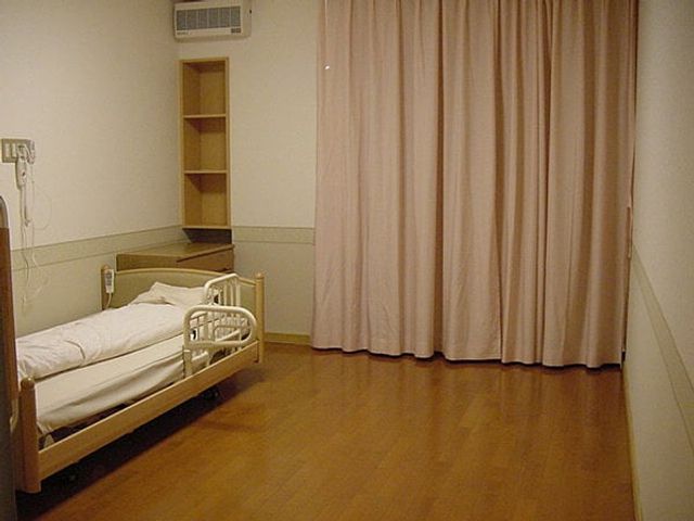 落ち着く居室 居室 落ち着いた雰囲気の個室で、リラックスした時間を過ごせます。収納スペースも充実しています。