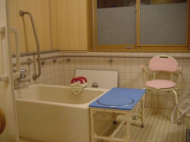 広い浴槽の浴室 浴室 ゆったりとした浴槽と介護椅子が設置されており、安全で快適な入浴環境が整えられています。