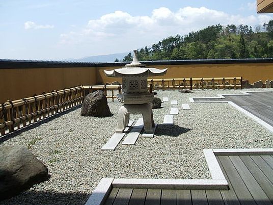 静かな和の庭園