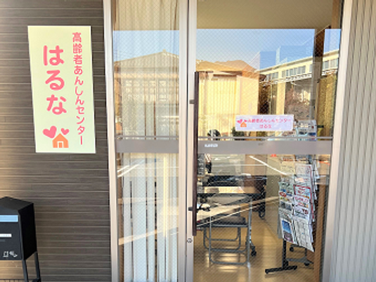 明るい玄関前の出入口  