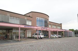 広々とした施設の外観