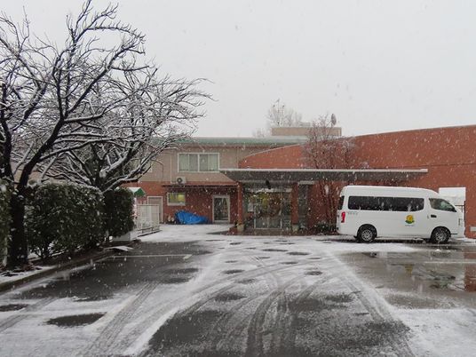 雪の施設外観  