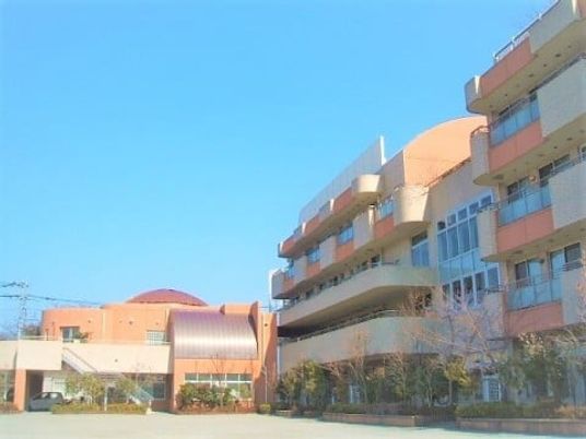 明るい建物の外観