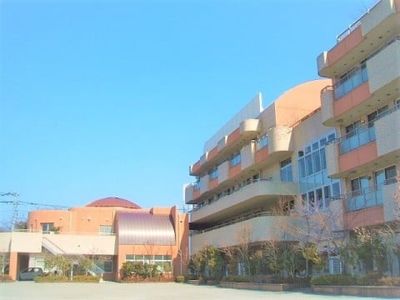 明るい建物の外観