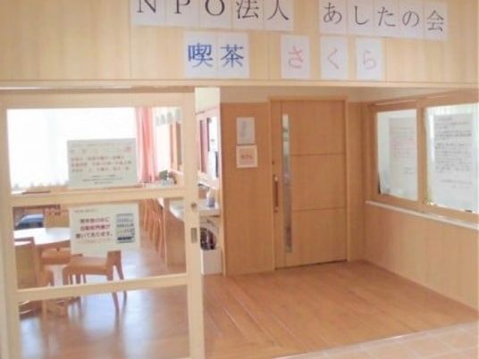 明るい食堂の出入口  