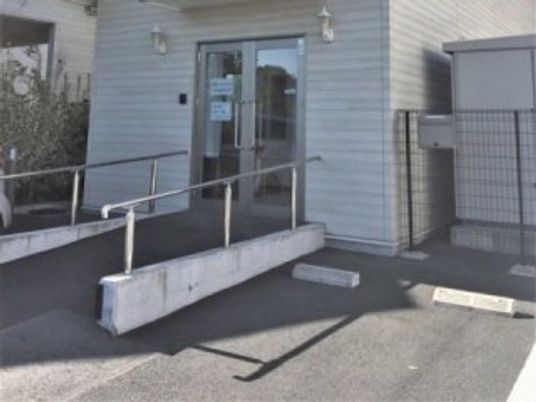 スロープ付き出入口  