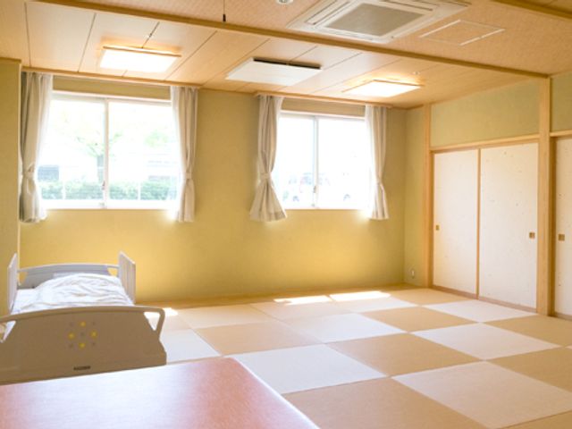 明るい和室の居室 居室 陽光が差し込む畳の部屋で、リラックスした時間を過ごせます。窓から自然が楽しめます。