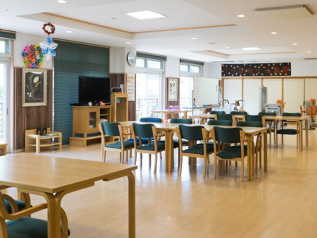 明るい広々とした室内 ラウンジ 広々とした明るい空間でゆったりとした時間を過ごせます。自然光が差し込み、快適な環境です。