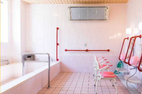 明るいバスルーム