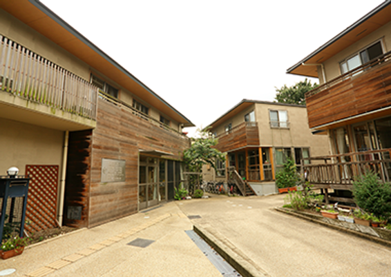 庭付きの建物の外観