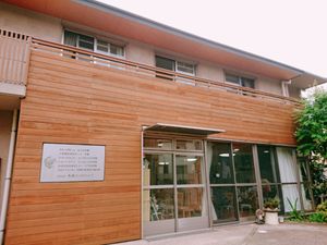 木目調の建物外観