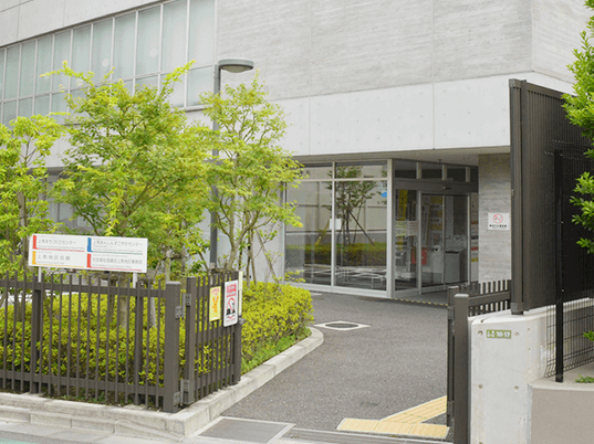 緑に囲まれた建物