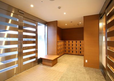 落ち着いた雰囲気のエントランス