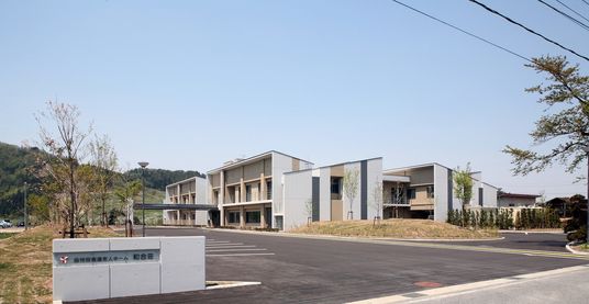 明るい外観の建物