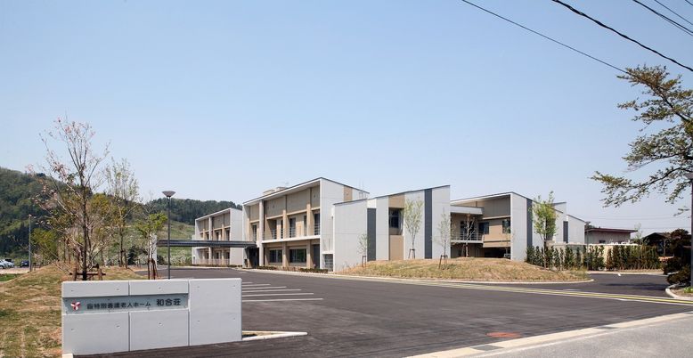 明るい外観の建物