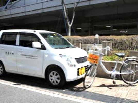 送迎車と自転車の外観  