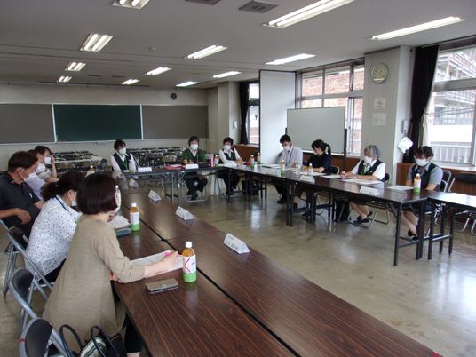 会議をしている様子