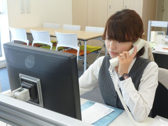 電話応対中の事務室