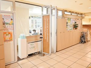明るい受付と掲示板のあるロビー  