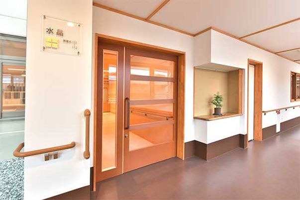 静かな雰囲気の廊下