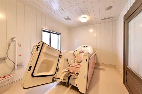 快適な浴槽の部屋