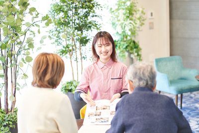 笑顔のスタッフと利用者の三人