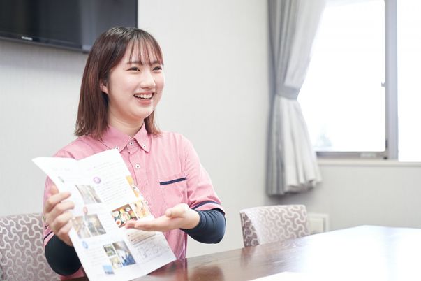 女性が座る会議室