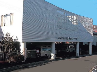 広い駐車スペースの建物外観
