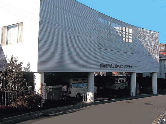 広い駐車スペースの建物外観