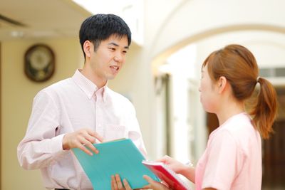 明るい室内で話す人々