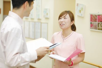 談笑するスタッフの廊下