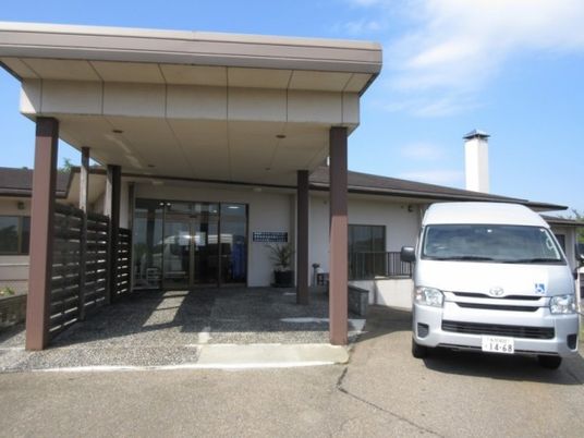 施設の正面玄関  