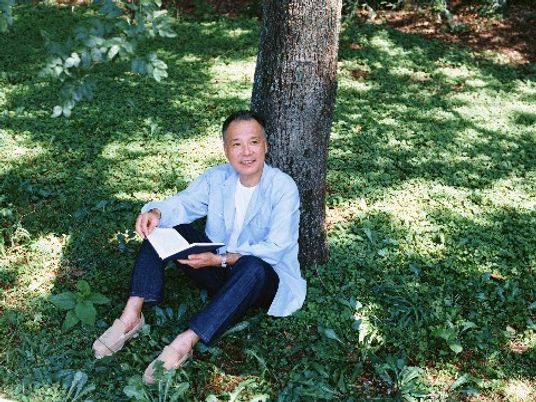 木陰で本を読む人