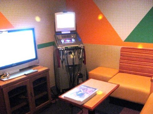 カラフルな壁の多目的室