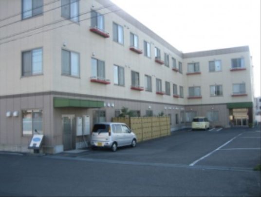 明るい外観の建物