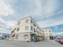 明るい日差しの外観