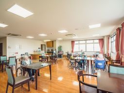 明るい共用ラウンジ